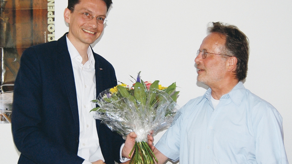 Lutz Drewniok aus Weener vom Kreisvorstand der Grünen gratuliert Tammo Lenger nach seiner Wahl. © Foto: Hoegen