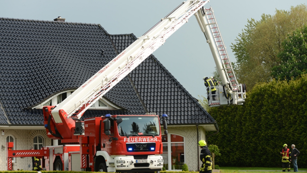 Die Feuerwehr Weener war bei dem Zimmerbrand am Lüdeweg in Papenburg mit ihrer Hubrettungsbühne im Einsatz, weil die Drehleiter der Papenburger Brandbekämpfer derzeit defekt ist. © Foto: Klemmer