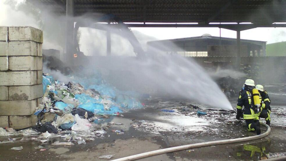 Die Brandbekämpfer trugen wegen der starken Rauchentwicklung zum Teil schweren Atemschutz. © Foto: Feuerwehr