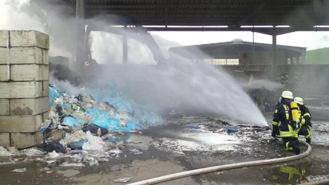 Müll auf Deponie gerät in Brand