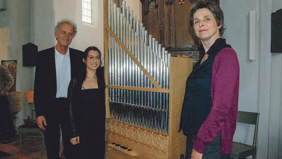 Das Ensemble »Super Librum« mit (von links) Jankees Braaksma (Flöte und Portativ), Catalina Vicens (Orgel, Portativ und Tambourin) und Sopranistin Marian van der Heide (Gesang) gab das Präsentationskonzert für die Replika-Orgel. © Fotos: Kuper