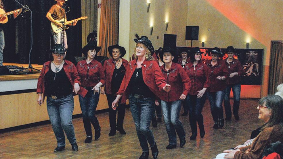 Spaß am Tanzen und Freude an der Country-Musik haben die »Lonesome Rider Ostfriesland« aus Moordorf, am Freitag brachten die »Line Dancer« etwas Bewegung in die DGA. © Fotos: Kuper