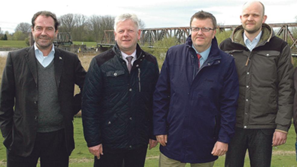 Auf dem Emsdeich in Hilkenborg stellten Bengt Fischer (Schulte & Bruns, links) und Werft-Geschäftsführer Tim Meyer (rechts) der Presse sowie den Bürgermeistern der Stadt Weener und der Gemeinde Westoverledingen, Ludwig Sonnenberg und Theo Douwes (Mitte von links), am 7. April die Fährpläne vor. © Foto: Szyska