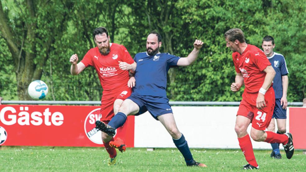 Einen Sieg zum Abschied erkämpften sich die Heidjer um Frank Meints (r.) gegen die Jemgumer um Jörg Klinkenborg. © Foto: Mentrup
