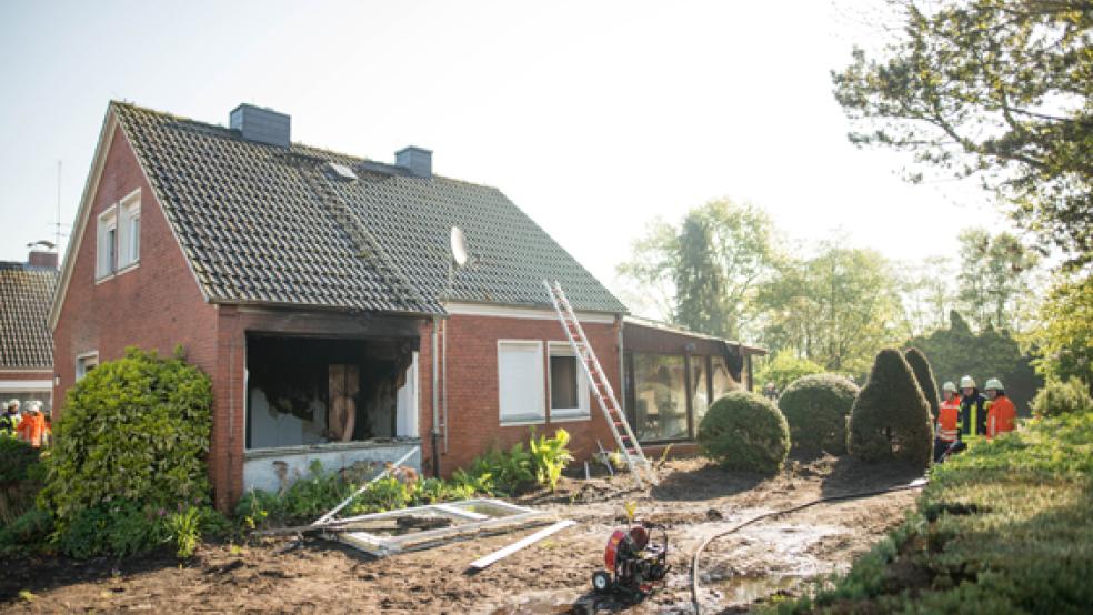 Dieses Haus wurde durch eine Verpuffung fast komplett zerstört. Die Feuerwehr löschte den Brand. © Foto: Klemmer