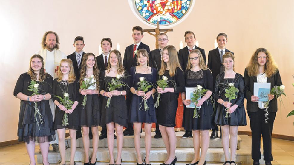 Die Konfirmanden der lutherischen Gemeinde Bunde mit Pastor Alfred Tengler (hinten links).  © Foto: Bruins