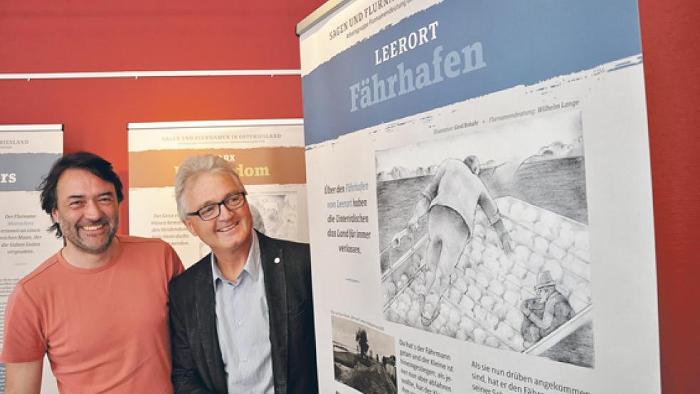 Freuen sich über das große Interesse an der Ausstellung »Sagen und Flurnamen« in Ostfriesland« im Leeraner Heimatmuseum: Burghardt Sonnenburg, Leiter des Heimatmuseums und Paul Weßels von der Ostfriesischen Landschaft. Die Wanderausstellung wird von den ostfriesischen Sparkassen unterstützt.  © Foto: Boelmann