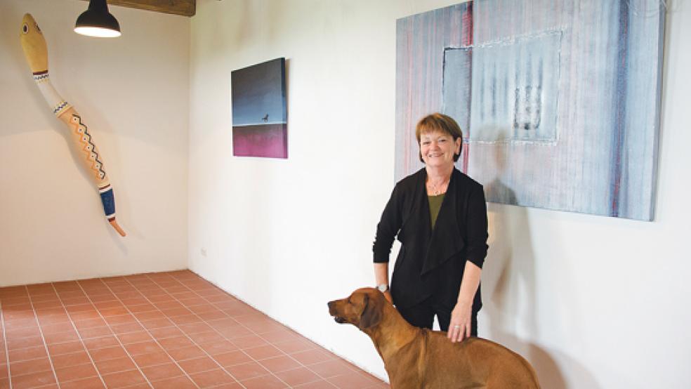 Im früheren Pferdestall präsentiert Iris Gess schon erste Kunstwerke. Rechts: Im Garten zieht die Aluminium-Skulptur »Großer Fuß« von Till Hausmann die Blicke auf sich. Weitere Plastiken sollen folgen. © Foto: Hanken