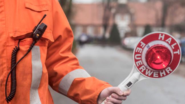 Schwertransporter verliert Öl im Kreisel