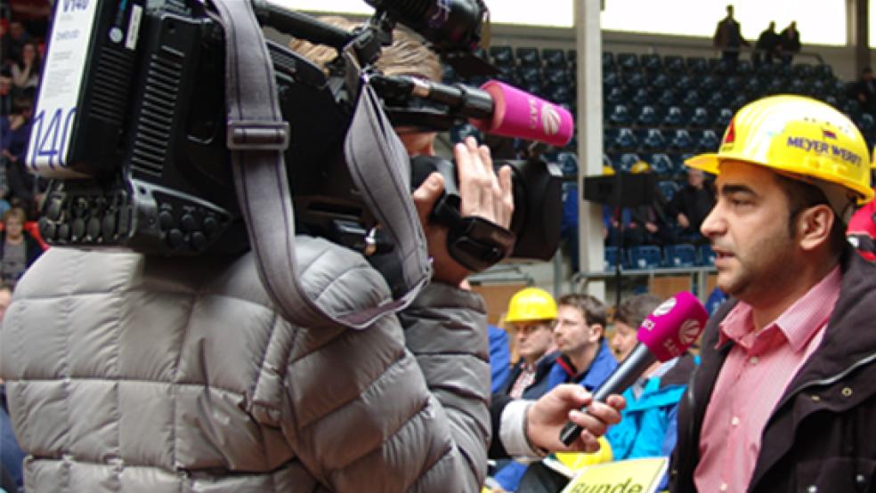 Der ehemalige Werft-Betriebsrat Ibrahim Ergin - hier bei der Kreistagssitzung zum »Masterplan Ems« in der Ostfrieslandhalle in Leer - muss innerhalb der nächsten sechs Monaten in Raten eine Summe von 5000 Euro an eine gemeinnützige Einrichtung zahlen. © Archivfoto: Boelmann