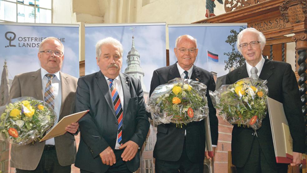 Folkert Hinrichs (Zweiter von rechts, Leer) und Walter Baumfalk (rechts, Aurich) erhielten die ostfriesische Ehrenbürgerwürde, Helmut Saathoff (links) bekam von Rico Mecklenburg (Zweiter von links) das Upstalsboom-Siegel. © Foto: Former