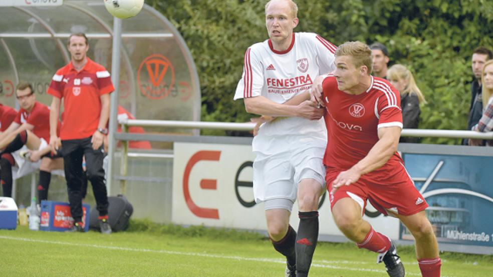 Ein packendes Kreisderby lieferten sich die Bunder um Eike Schmidt (r.) mit Westrhauderfehn um Tobias Fischer im Hinspiel. Heute treffen beide Teams erneut aufeinander. © Foto: Bruins