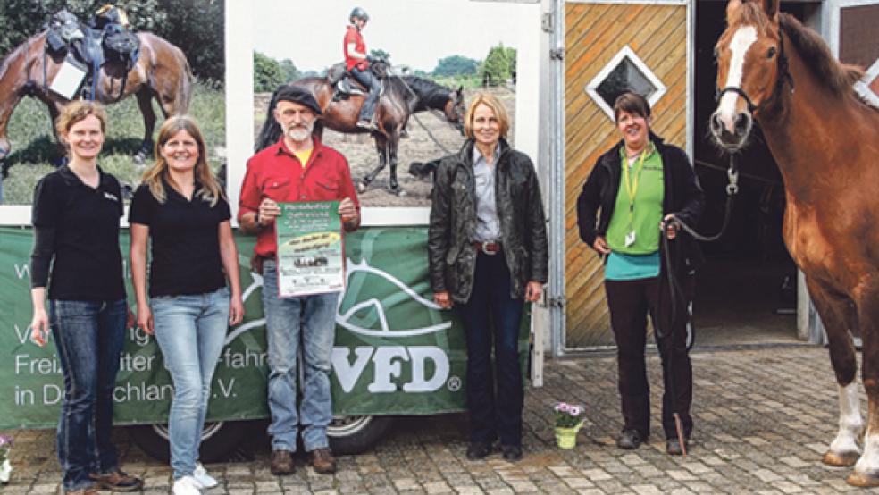 Auf dem Reiterhof »Kleine Mücke« in Aurich/Tannenhausen wurden im Rahmen eines VFD-Kurses Details zur Planung der Veranstaltung in Bunderhee besprochen. Im Bild von links: Marina Fürst (2. Vorsitzende VFD Ostfriesland), Tanja Michel (1. Vors. VFD Ostfriesland), Peter Pfister (Referent beim Festival), Monika Amelsberg (Der Polderhof), Nadine Fourmont (Übungsleiterin VFD Ostfriesland) und »Denjoy«. © Foto: privat