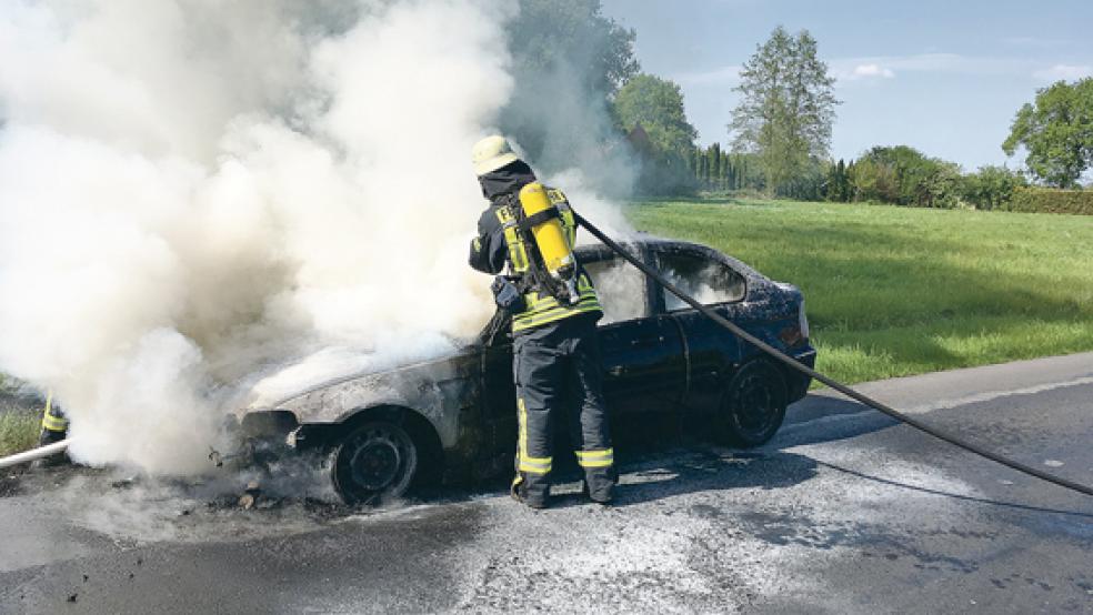 Der BMW geriet während der Fahrt auf der Neudorfer Straße in Uplengen in Brand. © Foto: Feuerwehr
