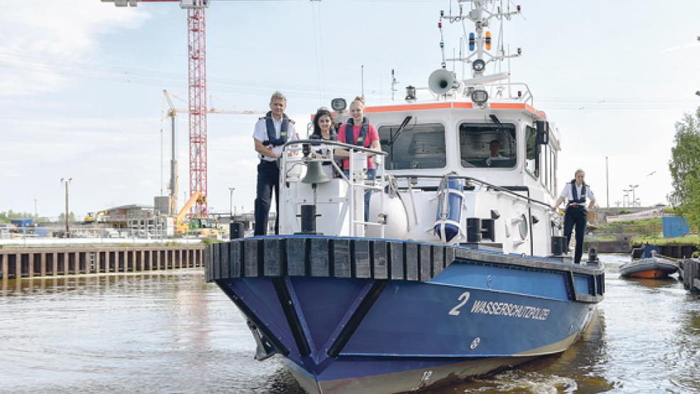 Der Leiter der Wasserschutzpolizei Emden, Polizeihauptkommissar Jörg Fels-Hohensee, mit Ayline Lorna Heitmeyer und Shahd Hammoud an Bord des Polizeibootes. © Foto: Hasseler