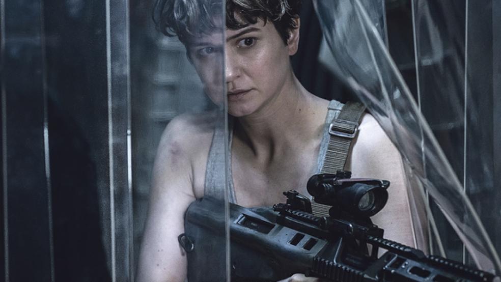 Daniels (Katherine Waterston) und ihre Mitstreiter, die den Crash der Covenant überlebt haben, bewegen sich auf gefährlichem Terrain.  © Foto: 20th Century Fox. 
