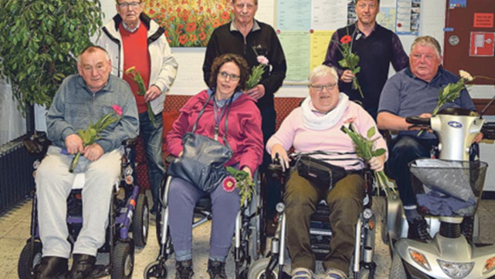 Der neue Heimbeirat bestehend aus (vorne, von links) Jürgen Meinhardt, Ulrike Gelder, Engeline Boer, Johann Schütte sowie (hinten, von links) Bernhard Buss und Karl Winterboer mit Heimleiter Andreas Cramer. © Foto: privat