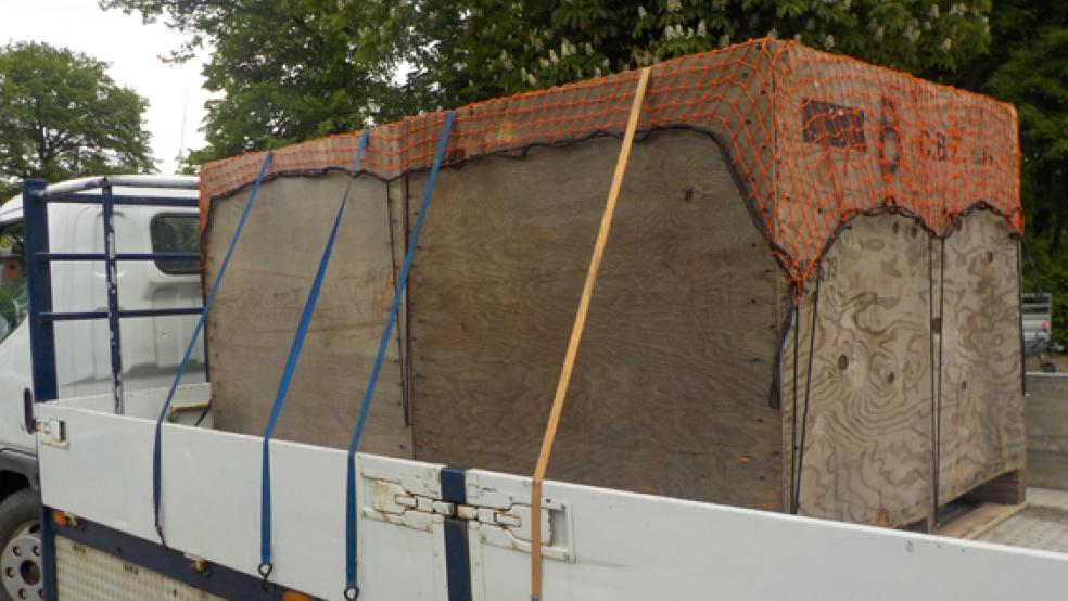 Die große Menge Kraftstoff sollte mittels einer Holzkiste und Spanngurten auf der Ladefläche des Transporters befördert werden. © Foto: Polizei