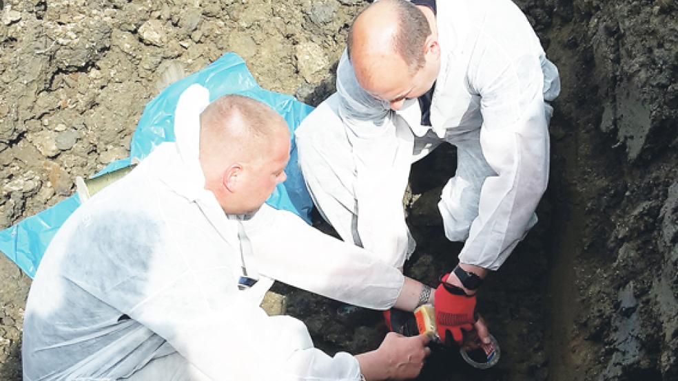 In einem Erdloch bereiteten Mitarbeiter des Kampfmittelbeseitigungsdienstes am Montag die Sprengung einer deutschen Flak-Granate aus dem Zweiten Weltkrieg vor. © Foto: Mohr