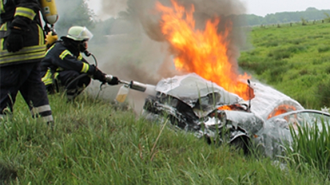 Auto brennt lichterloh in Graben