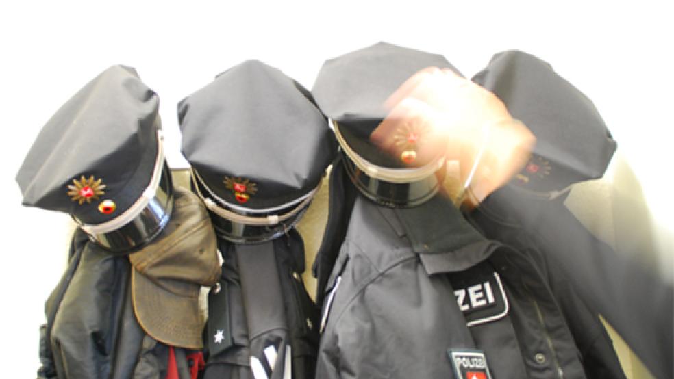 Ein dunkler Transporter mit litauischem Kennzeichen hat am Sonntag einen Busfahrer auf der A 28 gestoppt. Drei Insassen bedrohten und misshandelten den Mann aus Uplengen - und flüchteten ohne Beute. © Foto: RZ-Archiv