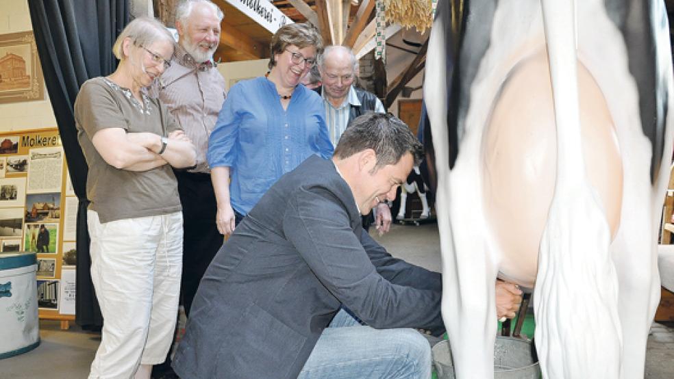Angepackt hat FDP-Generalsekretär Gero Hocker (sitzend) gestern im Molkereimuseum in Jemgum. Dort melkte der Liberale eine »Übungskuh«. Ihm über die Schulter schauten dabei (von links) Johanna und Arnold Venema, Marion Terhalle und Gerhard Busemann. © Foto: Boelmann
