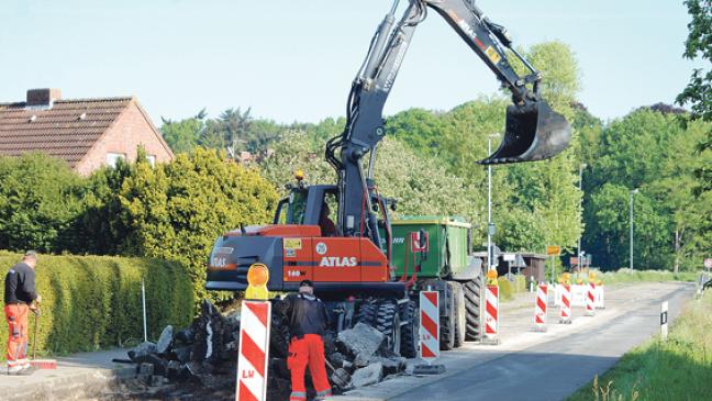 Bagger entfernt die alte Beton-Piste