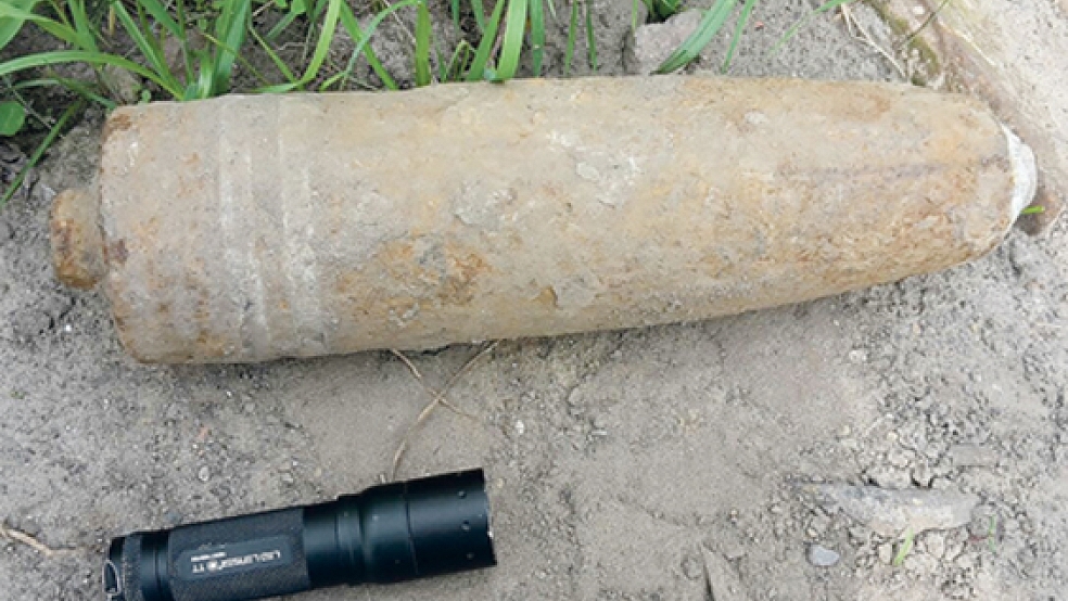 Diese 30 Zentimeter lange Panzergranate ist heute Vormittag in der Straße »An der Seeschleuse« in Leer entdeckt worden.  © Foto: Polizei Leer
