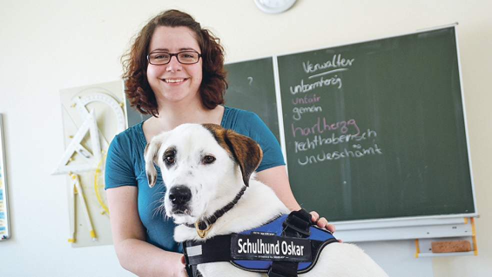 Ein gutes Team: Schulhund Oskar und Frauchen Cora Busemann wollen an der Oberschule in Bunde für mehr Ruhe und Sozialkompetenz sorgen.  © Foto: Himstedt