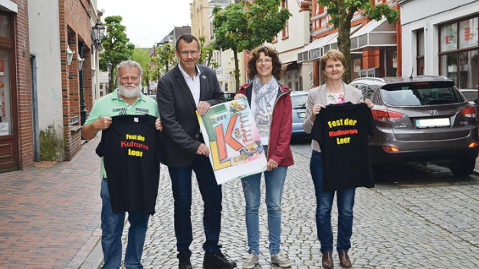 Freuen sich auf das »Fest der Kulturen«: Von links Friedhelm Loots (Türkisch Deutsche Freundschaftsgesellschaft Leer), Detlev Maaß (Leiter der Volkshochschule), Eleonor Simon-Löcken (VHS Leer) und Martina Salie (Stadt Leer).  © Foto: Stadt Leer