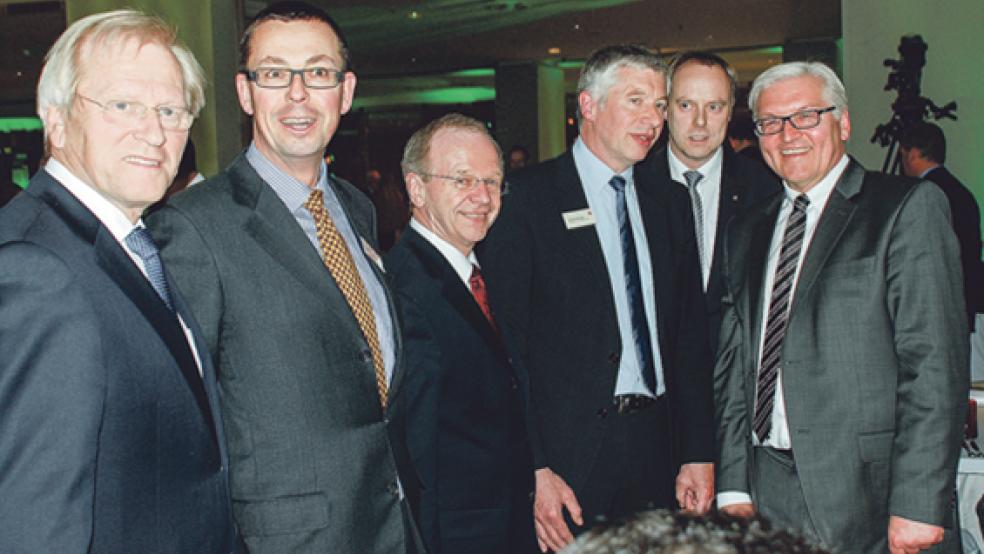 Bundespräsident Frank-Walter Steinmeier (rechts) besucht am 8. Juni den Landkreis Aurich. Unser Foto zeigt ihn im April 2011 beim 11. Sparkassen-Forum Mittelstand in Berlin mit dem damaligen Leeraner Landrat Bernhard Bramlage (Drittter von links) und dem dreiköpfigen Sparkassen-Vorstand, Detlef Oetter, Heinz Feldmann und Carsten Rinne (von links). © Archivfoto: Hoegen