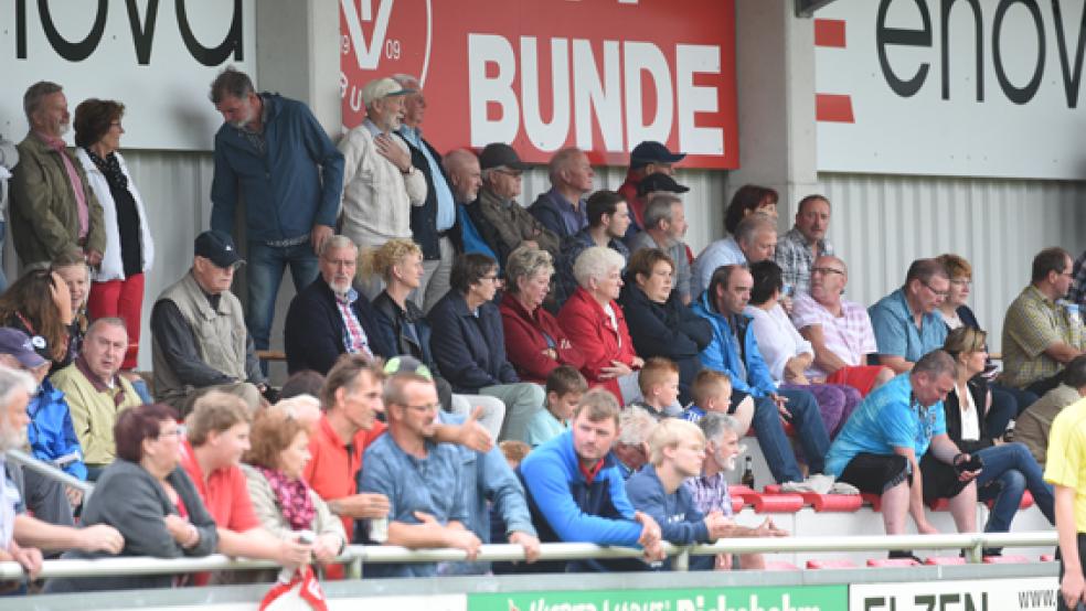 Die Tribüne am Sportplatz des TV Bunde bleibt heute leer. Die Gäste aus Plaggenburg treten nicht an. © Foto: Archiv