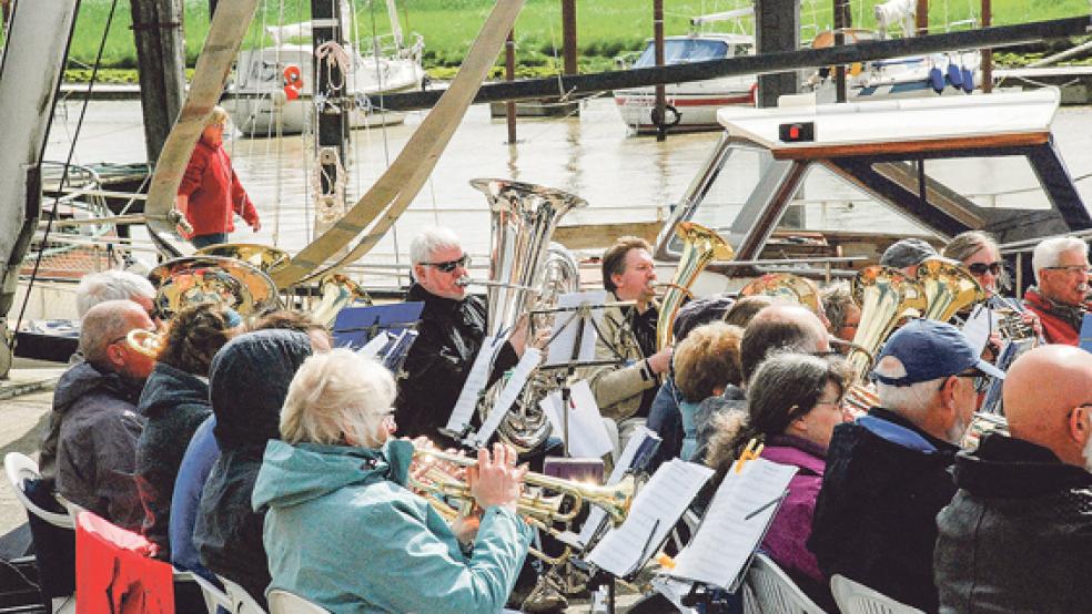 25 Bläserinnen und Bläser aus fünf Kirchengemeinden des Rheiderlandes, geleitet von Uwe Koenen, begleiteten den Himmelfahrtgottesdienst musikalisch. © Foto: Kuper