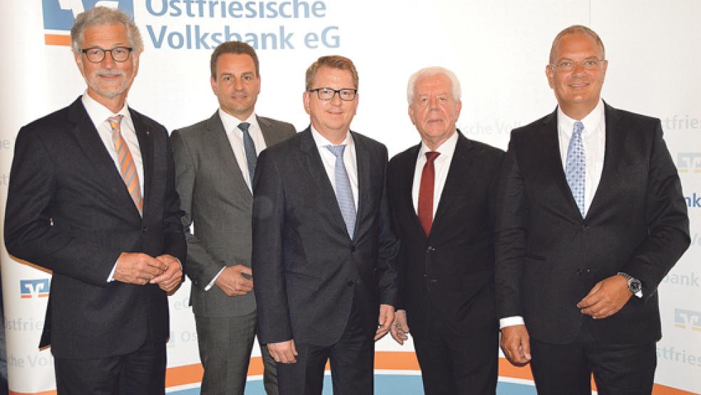 Udo van Kampen (Zweiter von rechts) war Gastredner in der Vertreterversammlung der OVB. Im Bild der Aufsichtsratsvorsitzende Folmar Ukena (von links) sowie die Vorstandsmitglieder Georg Alder, Joachim Fecht und Holger Franz. © Foto: Himstedt