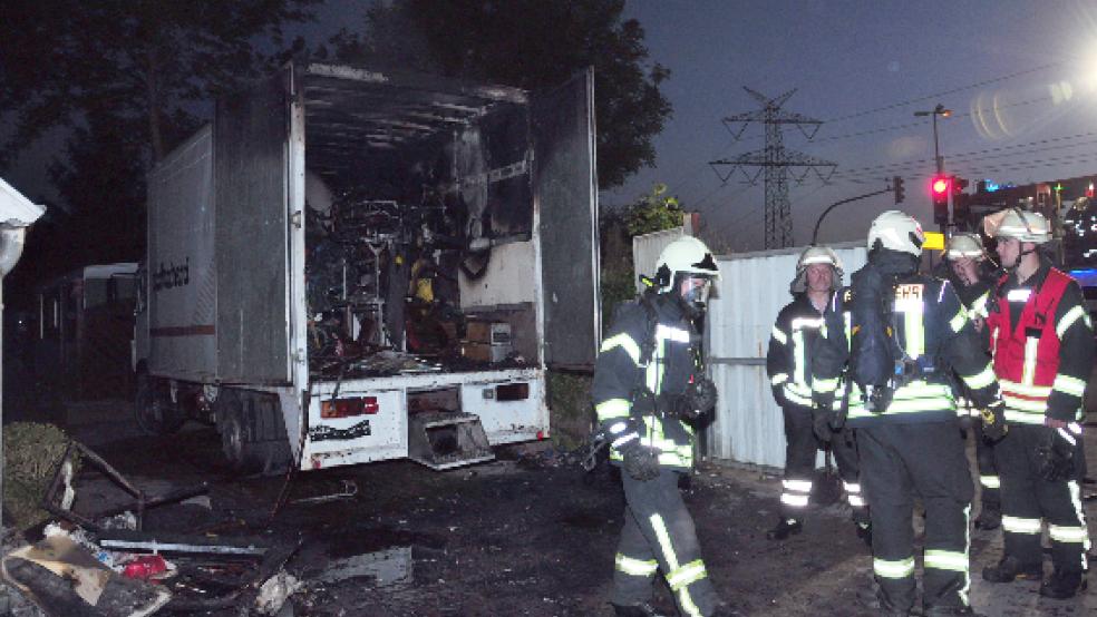 Diverse Flohmarktartikel in dem Lkw-Aufbau brannten aus. © Wolters