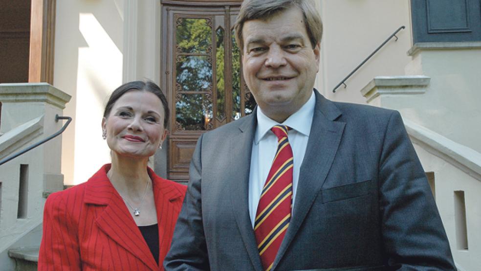 Informierten heute über den favorisierten Brücken-Plan: Die CDU-Bundestagsabgeordnete Gitta Connemann und Verkehrsstaatssekretär Enak Ferlemann (CDU) im Garten des Organeums in Weener. © Foto: Szyska