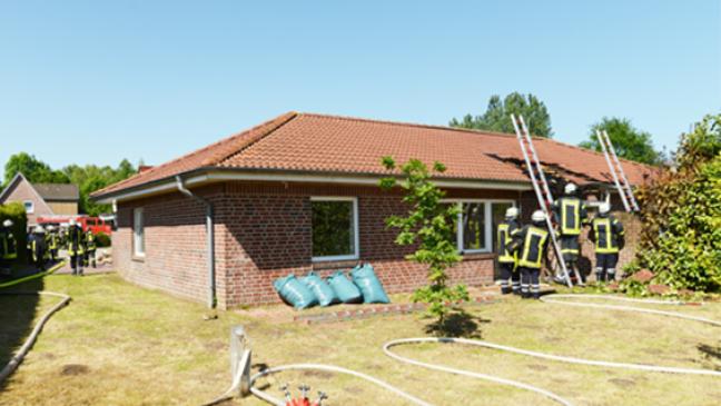 Brand an Hausfront in Holthusen