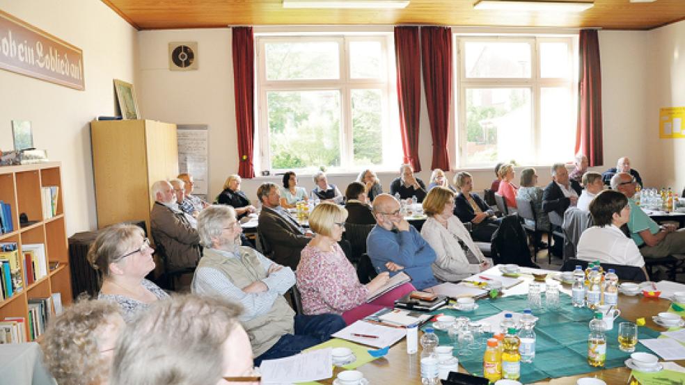 Im Gemeindehaus in Jemgum hörten am Dienstagabend die Mitglieder des Synodalverbandes Rheiderland der evangelisch-reformierten Kirche und Gäste dem Vortrag über die AfD gebannt zu. © Fotos: Boelmann