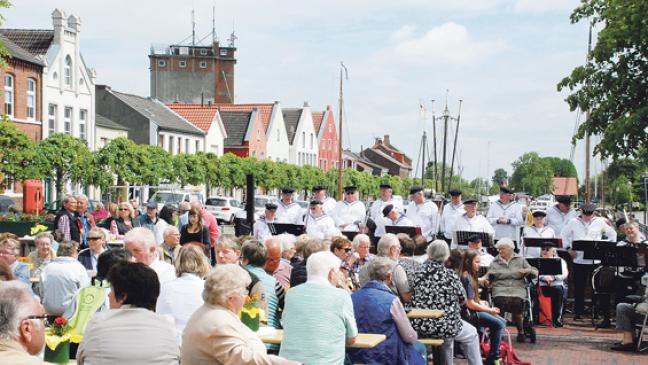 Feiertag mit maritimer Blasmusik
