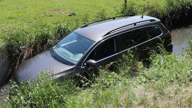 Auto landet in Stapelmoor im Graben
