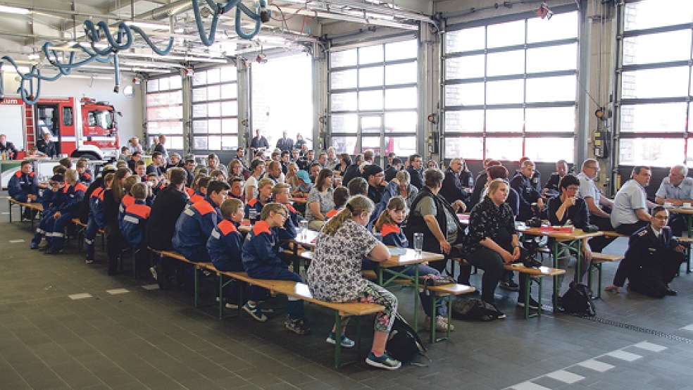 Freude auf Borkum: die größte Jugendfeuerwehr im Landkreis Leer ist am Samstag auf der Nordseeinsel gegründet worden.  © Foto: Kreisfeuerwehr Leer