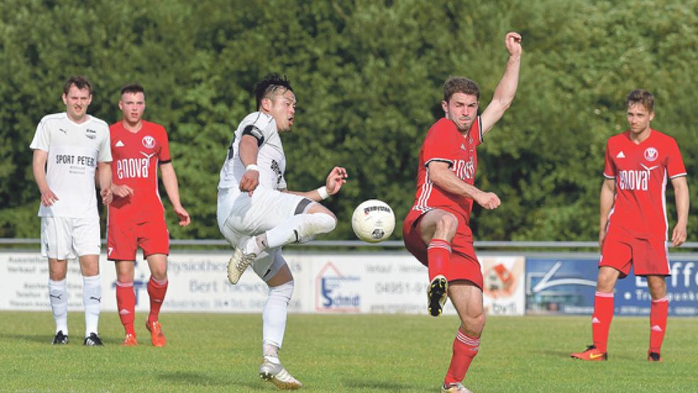 Augen zu und durch: Bundes Markus Winkler erobert den Ball. © Foto: Bruins