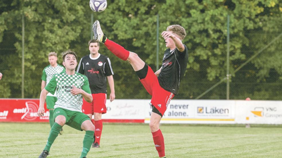 Und hoch das Bein: Mark Bruns zeigte volle Einsatzbereitschaft beim Spiel gegen Larrelt. © Fotos: Bruins