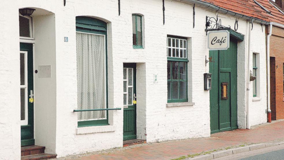 Für Manfred Rieks und seine Ehefrau Ulrike spielt die dunkle Vergangenheit des markanten Gebäudes an der Bingumer Ortsdurchfahrt keine Rolle. © Foto: Szyska