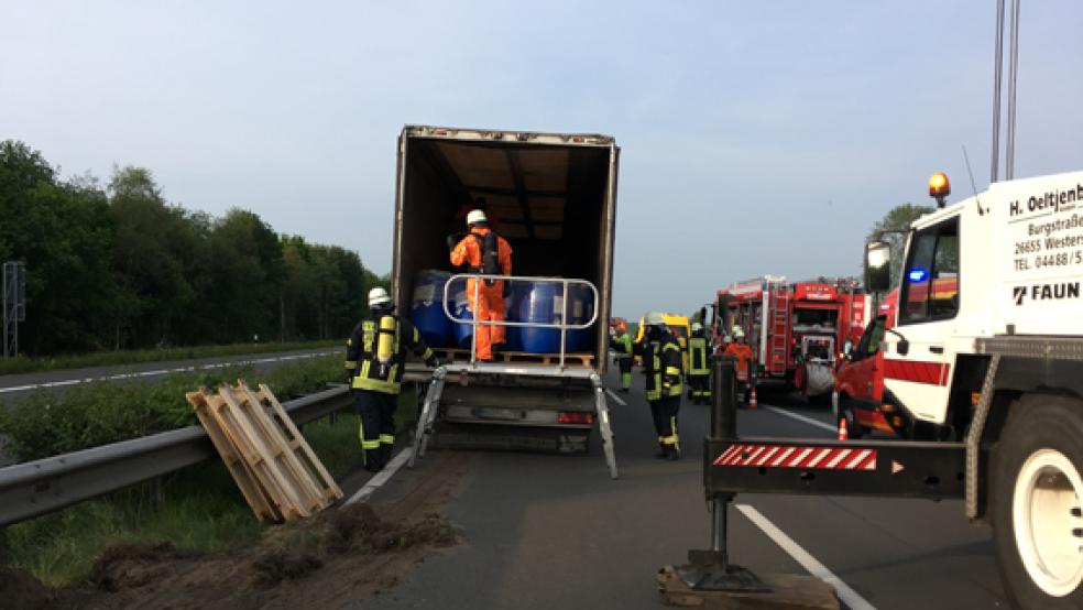 Auch nach der Bergung des Lastwagens durch einen Kran wurde die Ladefläche noch einmal untersucht.  © Foto: Feuerwehr