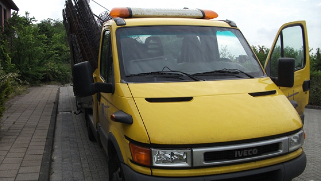 Falsch beladen: Lastwagen in Schieflage