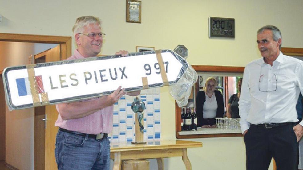 Bürgermeister Ludwig Sonnenberg präsentierte ein Schild mit der Aufschrift »Les Pieux«. Neben ihm steht Jacques Lepetit, Bürgermeister von Les Pieux.  © Fotos: privat