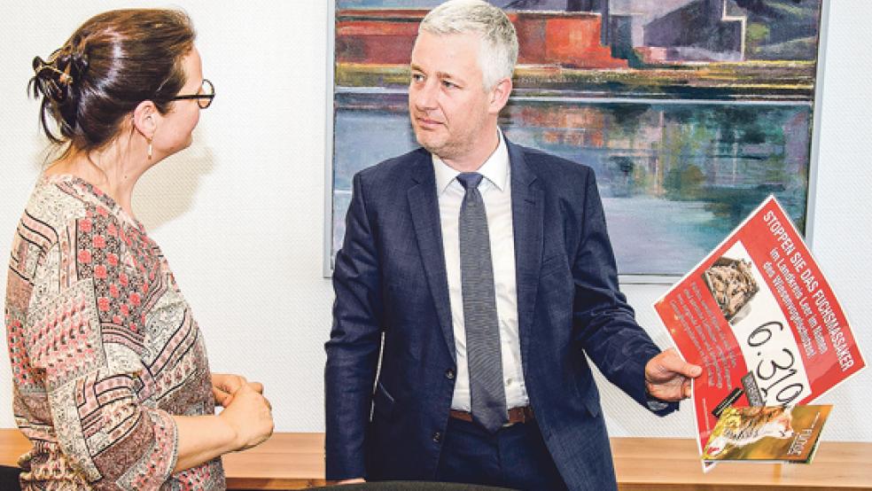 »Das ist für mich grenzwertig«: Landrat Matthias Groote sieht den Kreis zu Unrecht von Fuchsfreunden (links im Bild Manuela Schleußner von »Pro Fuchs«) an den Pranger gestellt und kritisiert die Aufmachung der Kampagne. © Foto: Hanken
