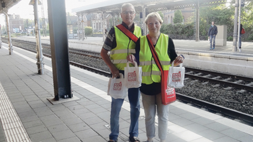 Verteilten Aktionstüten an Pendler am Leeraner Bahnhof: Otto Pohl (Leer) und Elisabeth Popken (Bunde) von der Gewerkschaft Ver.di.  © Foto: privat