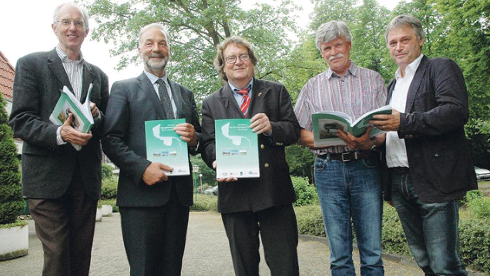 Nach siebenjähriger Arbeit wurde der deutsch-niederländische Plan mit 51 Maßnahmen-Vorschlägen für das Ems-Dollart-Gebiet jetzt vorgestellt von (kleines Bild von links): Dick As (Rijkswaterstraat), Jaap Verhulst vom niederländischen Wirtschaftsministerium, Kay Nitsche vom niedersächsischen Umweltministerium sowie Helmut Dieckschäfer und Jens Marotz vom Niedersächsischen Landesbetrieb für Wasserwirtschaft, Küsten- und Naturschutz (NLWKN). © Fotos: Szyska